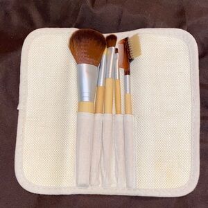 Essential Makeup Brush Set with Cream Case